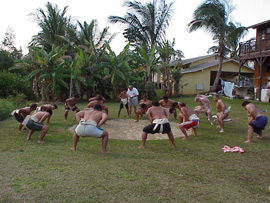 大きな身体の相撲力士たちが円になって四股ふみの練習をしています。