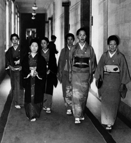 日本の国会初の女性議員たちが和服姿で廊下を歩いています。