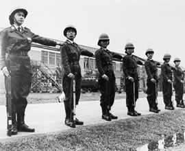 1968年3月に入隊した初の女性自衛官は11名。うち3名が主婦だった。