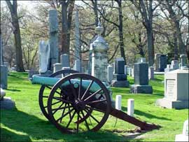 白や灰色の様々な形の墓標が並ぶアーリントン墓地に、大きな台車が置いてあります。