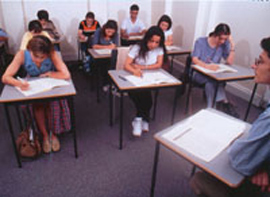 学生たちが机に向かい、SATの試験を受けています。
